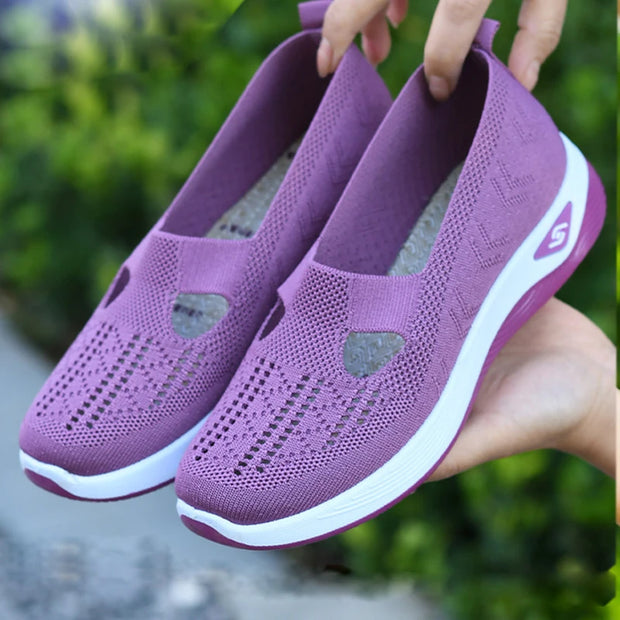 Hollow Out Cloth Shoes for Women Flats Mesh Breathable Walking Shoes t-Strap Sneakers Slip on Loafers Mother's Shoes New 2024