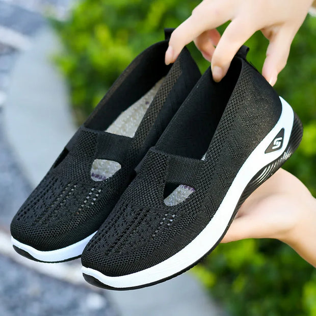 Hollow Out Cloth Shoes for Women Flats Mesh Breathable Walking Shoes t-Strap Sneakers Slip on Loafers Mother's Shoes New 2024